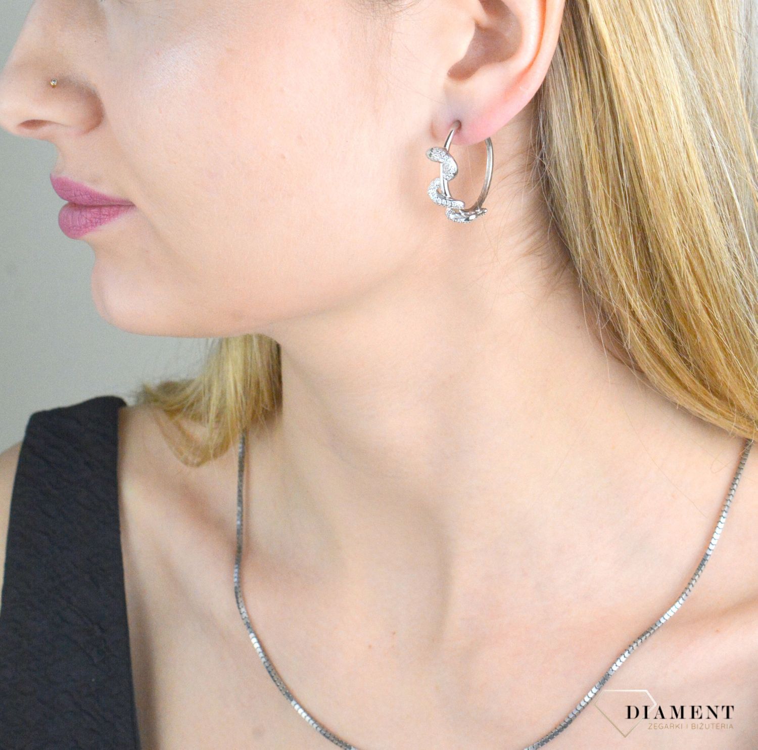 Łańcuszek srebrny płaska kostka 1,6mm DIA-LAN-6019R-925 1,6mm. Srebrny łańcuszek wykonany z wysokiej jakości srebra próby 925 w formie kostki o szerokości 1,6 mm.  Srebrny łańcuszek o ponadczasowym splocie typy kostka. Klasycz (1).jpg